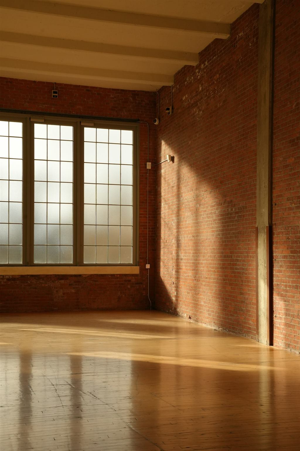 Empty living room before virtual staging